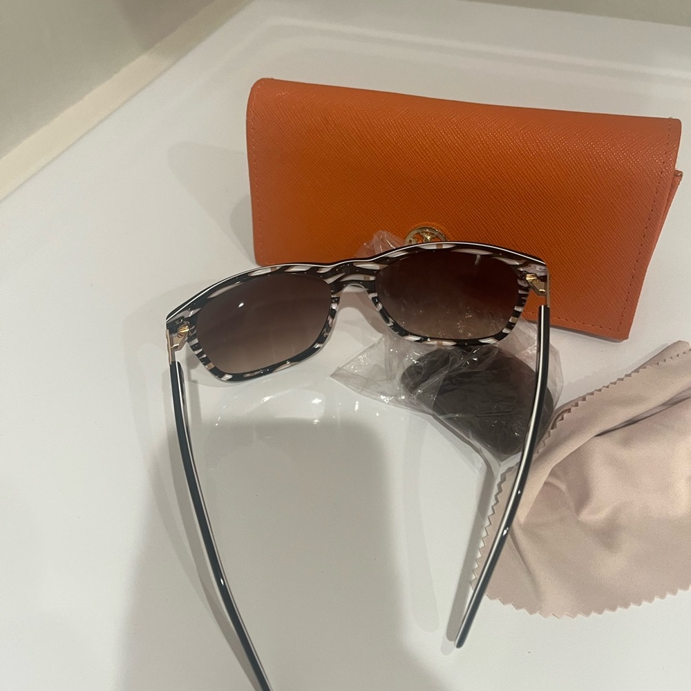 Tory Burch‎ Black Sunglasses with Orange Case - Picture 4 of 6